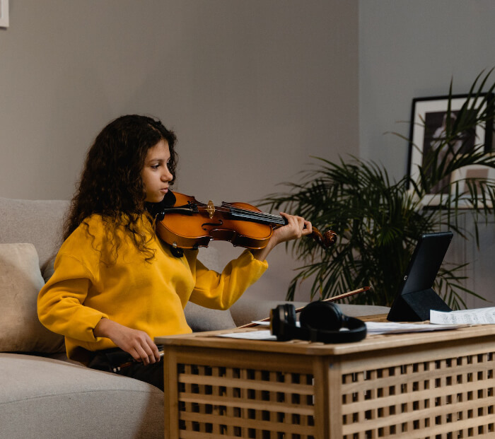 Girl learning fiddle on laptop